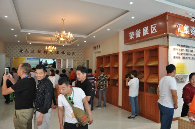 参观板材展厅 参观板材展厅